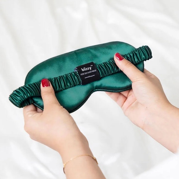 NWT Blissy Sleep Mask Silk in Emerald Green With Gift Box and Bag - Picture 2 of 6
